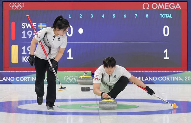 김선영(왼쪽)과 정영석이 5일(한국시간) 이탈리아 코르티나담페초의 코르티나 컬링 올림픽 스타디움에서 열린 2026 밀라노·코르티나담페초 동계 올림픽 컬링 믹스더블 라운드로빈 첫 경기에서 스웨덴의 이사벨라 브라노-라스무스 브라노에게 3-10으로 졌다. 사진 연합뉴스