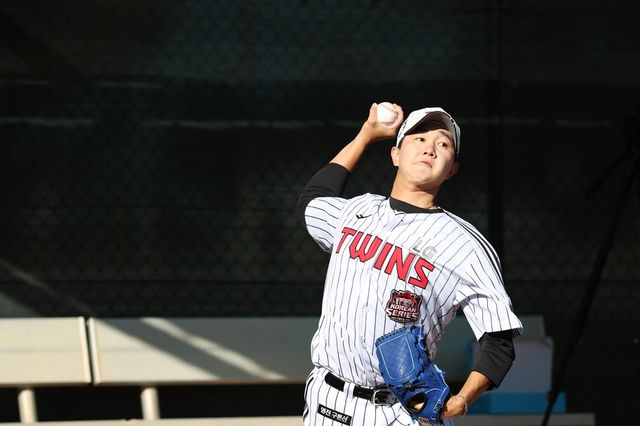 LG 트윈스 마무리 투수 유영찬이 미국 애리조나에서 진행 중인 소속팀 1차 스프링캠프에서 두 차례 불펜피칭을 실시, 코칭스태프로부터 합격점을 받았다. 사진 LG 트윈스 제공