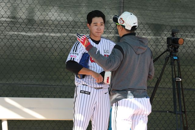 LG 트윈스 마무리 투수 유영찬이 미국 애리조나에서 진행 중인 소속팀 1차 스프링캠프에서 두 차례 불펜피칭을 실시, 코칭스태프로부터 합격점을 받았다. 사진 LG 트윈스 제공