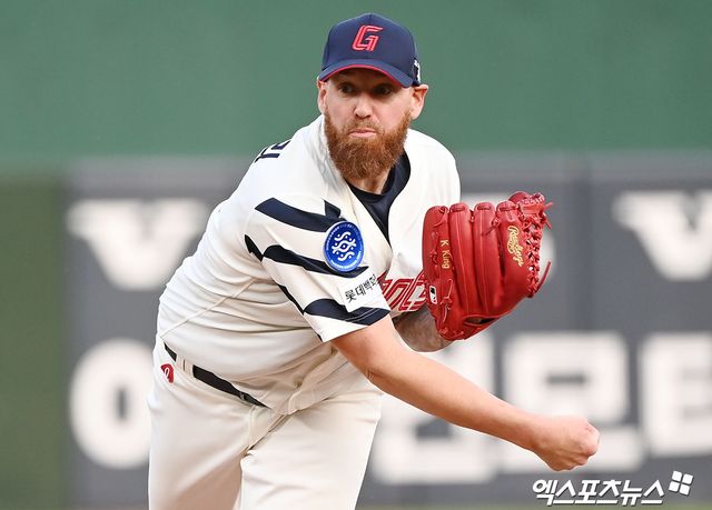 KBO리그 롯데 자이언츠에서 에이스로 활약했던 미국 투수 댄 스트레일리가 아마추어 팀에서 지도자 커리어를 시작한다는 소식이 전해졌다. 사진 엑스포츠뉴스 DB