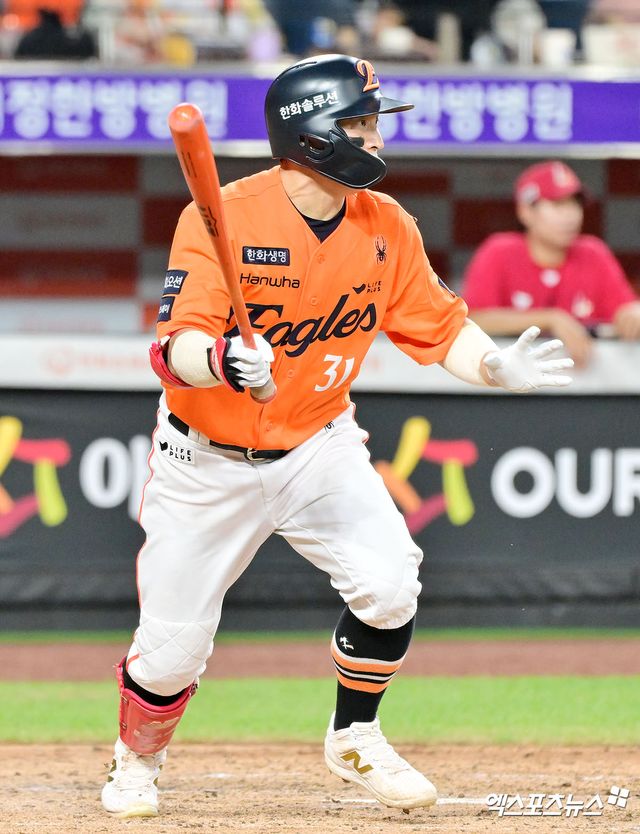 KBO리그 최다안타 주인공 손아섭이 현역 생활을 연장한다. 손아섭의 원소속팀인 한화 이글스는 손아섭과 1년 계약을 체결했다고 5일 발표했다. 손아섭의 거취를 두고 다양한 관측이 오갔다. 한화와 사인 앤드 트레이드 형식을 취해 다른 팀으로 이적할 것이라는 관측도 나왔으나 결론은 한화와 단년 더 뛰는 것이다. 손아섭은 한화 1군이 훈련 중인 호주 멜버른이 아닌 퓨처스팀이 땀 흘리고 있는 일본 고치로 향한다. 엑스포츠뉴스DB