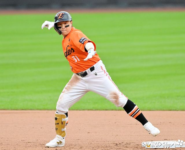 KBO리그 최다안타 주인공 손아섭이 현역 생활을 연장한다. 손아섭의 원소속팀인 한화 이글스는 손아섭과 1년 계약을 체결했다고 5일 발표했다. 손아섭의 거취를 두고 다양한 관측이 오갔다. 한화와 사인 앤드 트레이드 형식을 취해 다른 팀으로 이적할 것이라는 관측도 나왔으나 결론은 한화와 단년 더 뛰는 것이다. 손아섭은 한화 1군이 훈련 중인 호주 멜버른이 아닌 퓨처스팀이 땀 흘리고 있는 일본 고치로 향한다. 엑스포츠뉴스DB