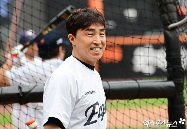 FA 손아섭이 약 3개월 간의 긴 협상 끝에 원소속팀 한화 이글스와 1년 1억원 단년계약을 체결했다. 지난해 내야수 하주석이 1년 1억 1000만원(옵션 2000만원)에 재계약한 것과 비슷한 양상이다. 하주석은 2025시즌 어렵게 쟁취한 출장 기회에서 준수한 성적을 찍어내며 반등에 성공했다. 손아섭도 그러지 못하리란 법은 없다. 엑스포츠뉴스 DB