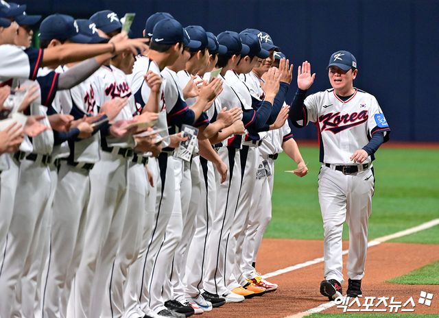 2026 월드베이스볼클래식(WBC) 본선 라운드가 한 달 앞으로 다가온 가운데, 과거 WBC에서 뛰어난 활약을 펼쳤던 한국 야구대표팀의 반등 여부에도 국제적 관심이 쏠리고 있다. 메이저리그(MLB) 공식 홈페이지 MLB닷컴은 5일(한국시간) 선정한 '2026 WBC에서 주목해야 할 주요 스토리라인'에서 일본, 미국의 우승 가능성에 이어 '도미니카공화국과 한국이 2023 WBC 조별리그 탈락을 딛고 반등할 수 있을까'라며 세 번째 관전 포인트를 제시했다. 엑스포츠뉴스 DB