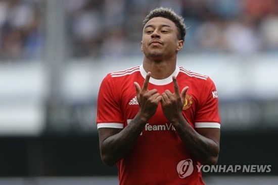 K리그에서 활약한 후 자유계약(FA) 신분이 된 제시 린가드가 네덜란드 에레디비시 명문 페예노르트로 이적할 수 있다는 소식이 전해졌다. 과거 맨체스터 유나이티드에서 한솥밥을 먹었던 로빈 판 페르시 감독이 직접 러브콜을 보낸 것으로 알려져 이적 성사 가능성에 무게가 실리고 있다. 연합뉴스