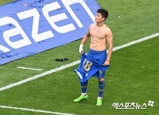 아시안게임 금메달도, 올림픽 동메달도 없었다. 병역 면제라는 혜택 없이 스스로 가장 험난한 길을 선택해 정면 돌파했고, 그 결과는 258억원이라는 가치로 돌아왔다. 튀르키예 명문 베식타스 입단을 확정지은 오현규 이야기다. 구단에 따르면 계약 기간은 2028-2029시즌이 끝나는 2029년 여름까지 총 3년 6개월이다. 이적료는 오현규의 활약에 따른 옵션 100만 유로가 더해질 경우 총 1500만 유로(약 258억원)에 달한다. K리그를 떠난 지 불과 3년여 만에 유럽 무대에서 자신의 가치를 입증하며 '자수성가형 스트라이커'의 표본을 보여줬다. 엑스포츠뉴스DB