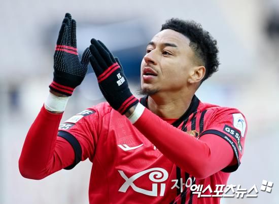 K리그에서 활약한 후 자유계약(FA) 신분이 된 제시 린가드가 네덜란드 에레디비시 명문 페예노르트로 이적할 수 있다는 소식이 전해졌다. 과거 맨체스터 유나이티드에서 한솥밥을 먹었던 로빈 판 페르시 감독이 직접 러브콜을 보낸 것으로 알려져 이적 성사 가능성에 무게가 실리고 있다. 엑스포츠뉴스DB