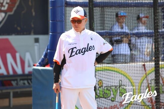 KBO리그 최다안타 주인공 손아섭이 현역 생활을 연장한다. 손아섭의 원소속팀인 한화 이글스는 손아섭과 1년 계약을 체결했다고 5일 발표했다. 손아섭의 거취를 두고 다양한 관측이 오갔다. 한화와 사인 앤드 트레이드 형식을 취해 다른 팀으로 이적할 것이라는 관측도 나왔으나 결론은 한화와 단년 더 뛰는 것이다. 손아섭은 한화 1군이 훈련 중인 호주 멜버른이 아닌 퓨처스팀이 땀 흘리고 있는 일본 고치로 향한다. 엑스포츠뉴스DB