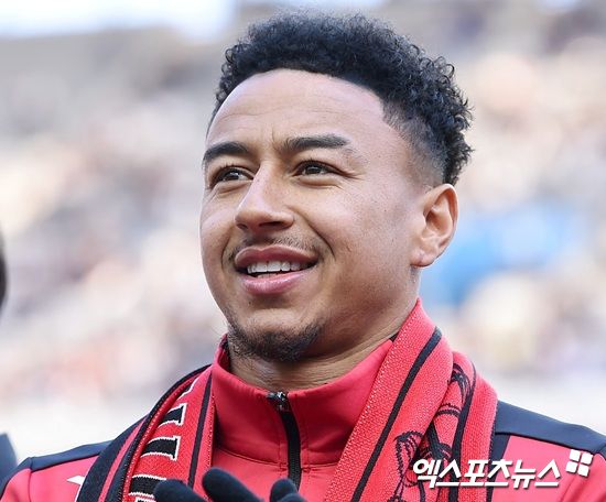 K리그에서 활약한 후 자유계약(FA) 신분이 된 제시 린가드가 네덜란드 에레디비시 명문 페예노르트로 이적할 수 있다는 소식이 전해졌다. 과거 맨체스터 유나이티드에서 한솥밥을 먹었던 로빈 판 페르시 감독이 직접 러브콜을 보낸 것으로 알려져 이적 성사 가능성에 무게가 실리고 있다. 엑스포츠뉴스DB