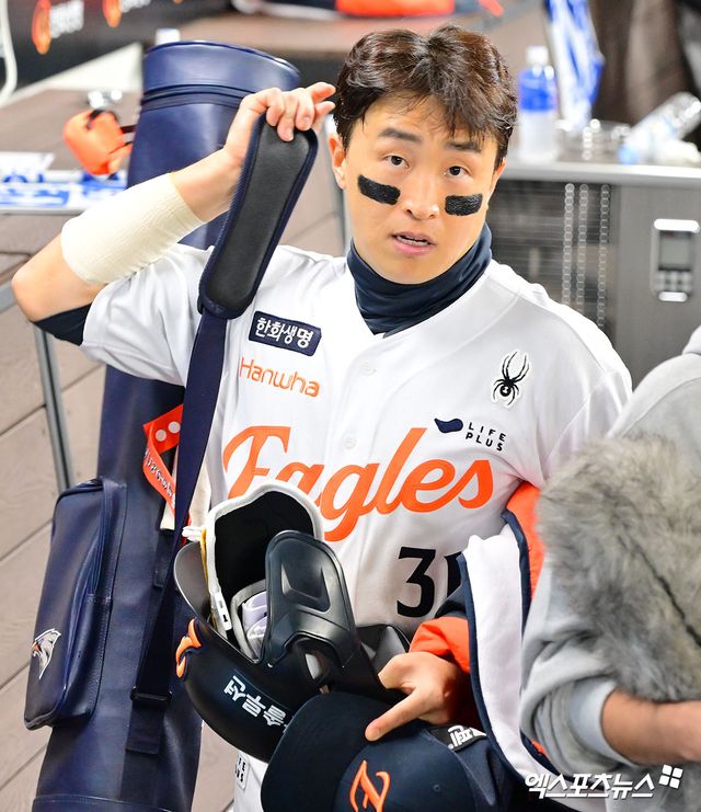 FA 손아섭이 약 3개월 간의 긴 협상 끝에 원소속팀 한화 이글스와 1년 1억원 단년계약을 체결했다. 지난해 내야수 하주석이 1년 1억 1000만원(옵션 2000만원)에 재계약한 것과 비슷한 양상이다. 하주석은 2025시즌 어렵게 쟁취한 출장 기회에서 준수한 성적을 찍어내며 반등에 성공했다. 손아섭도 그러지 못하리란 법은 없다. 엑스포츠뉴스 DB