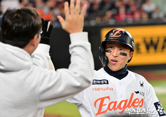 KBO리그 최다안타 주인공 손아섭이 현역 생활을 연장한다. 손아섭의 원소속팀인 한화 이글스는 손아섭과 1년 계약을 체결했다고 5일 발표했다. 손아섭의 거취를 두고 다양한 관측이 오갔다. 한화와 사인 앤드 트레이드 형식을 취해 다른 팀으로 이적할 것이라는 관측도 나왔으나 결론은 한화와 단년 더 뛰는 것이다. 손아섭은 한화 1군이 훈련 중인 호주 멜버른이 아닌 퓨처스팀이 땀 흘리고 있는 일본 고치로 향한다. 엑스포츠뉴스DB