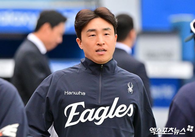 KBO리그 최다안타 주인공 손아섭이 현역 생활을 연장한다. 손아섭의 원소속팀인 한화 이글스는 손아섭과 1년 계약을 체결했다고 5일 발표했다. 손아섭의 거취를 두고 다양한 관측이 오갔다. 한화와 사인 앤드 트레이드 형식을 취해 다른 팀으로 이적할 것이라는 관측도 나왔으나 결론은 한화와 단년 더 뛰는 것이다. 손아섭은 한화 1군이 훈련 중인 호주 멜버른이 아닌 퓨처스팀이 땀 흘리고 있는 일본 고치로 향한다. 엑스포츠뉴스DB