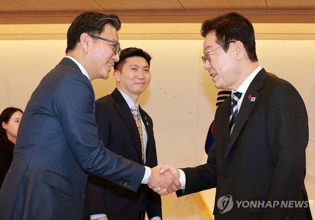 지난해 12월 용산 대통령실에서 진행된 커스티 코번트리 IOC 위원장과의 면담에 함께 참석한 김재열(왼쪽) 국제올림픽위원회(IOC) 위원이 이재명 대통령과 악수하는 모습. 사진 연합뉴스