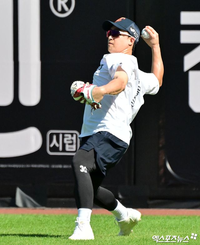 KBO리그 최다안타 주인공 손아섭이 현역 생활을 연장한다. 손아섭의 원소속팀인 한화 이글스는 손아섭과 1년 계약을 체결했다고 5일 발표했다. 손아섭의 거취를 두고 다양한 관측이 오갔다. 한화와 사인 앤드 트레이드 형식을 취해 다른 팀으로 이적할 것이라는 관측도 나왔으나 결론은 한화와 단년 더 뛰는 것이다. 손아섭은 한화 1군이 훈련 중인 호주 멜버른이 아닌 퓨처스팀이 땀 흘리고 있는 일본 고치로 향한다. 엑스포츠뉴스DB