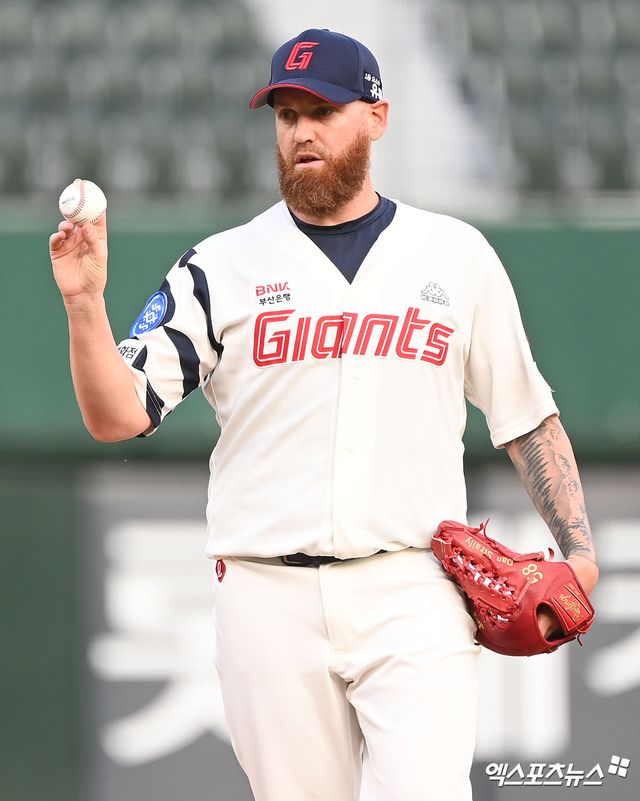 KBO리그 롯데 자이언츠에서 에이스로 활약했던 미국 투수 댄 스트레일리가 아마추어 팀에서 지도자 커리어를 시작한다는 소식이 전해졌다. 사진 엑스포츠뉴스 DB