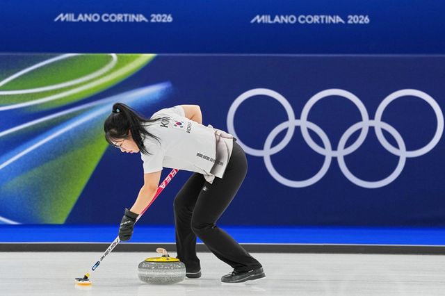김선영이 5일(한국시간) 이탈리아 코르티나담페초의 코르티나 컬링 올림픽 스타디움에서 열린 2026 밀라노·코르티나담페초 동계 올림픽 컬링 믹스더블에 정영석과 호흡을 맞춰 스웨덴과 경기를 펼치던 중 정전 사태를 겪었다. 사진 연합뉴스