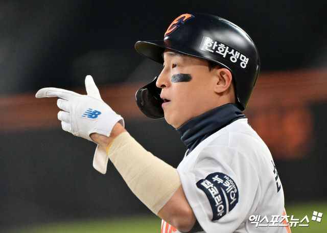 KBO리그 최다안타 주인공 손아섭이 현역 생활을 연장한다. 손아섭의 원소속팀인 한화 이글스는 손아섭과 1년 계약을 체결했다고 5일 발표했다. 손아섭의 거취를 두고 다양한 관측이 오갔다. 한화와 사인 앤드 트레이드 형식을 취해 다른 팀으로 이적할 것이라는 관측도 나왔으나 결론은 한화와 단년 더 뛰는 것이다. 손아섭은 한화 1군이 훈련 중인 호주 멜버른이 아닌 퓨처스팀이 땀 흘리고 있는 일본 고치로 향한다. 엑스포츠뉴스DB