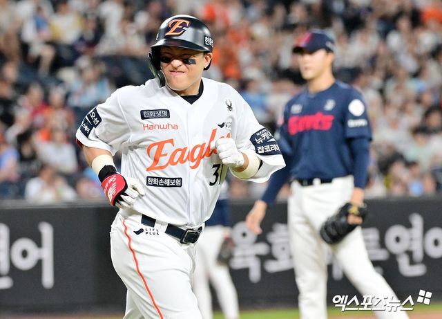 KBO리그 최다안타 주인공 손아섭이 현역 생활을 연장한다. 손아섭의 원소속팀인 한화 이글스는 손아섭과 1년 계약을 체결했다고 5일 발표했다. 손아섭의 거취를 두고 다양한 관측이 오갔다. 한화와 사인 앤드 트레이드 형식을 취해 다른 팀으로 이적할 것이라는 관측도 나왔으나 결론은 한화와 단년 더 뛰는 것이다. 손아섭은 한화 1군이 훈련 중인 호주 멜버른이 아닌 퓨처스팀이 땀 흘리고 있는 일본 고치로 향한다. 엑스포츠뉴스DB