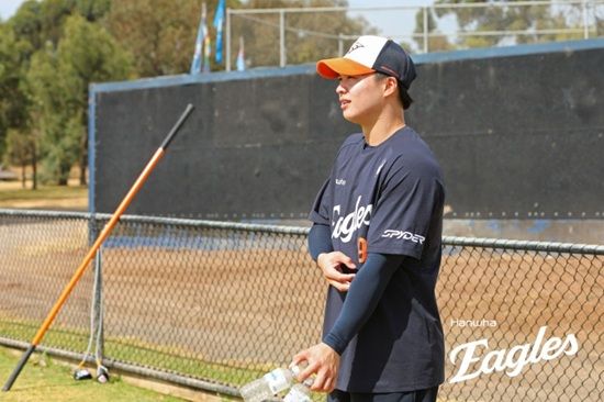 한화 이글스 왕옌청의 2026 월드베이스볼클래식(WBC) 대만 대표팀 합류가 불발됐다. 앞서 대만 언론 'TSNA'는 '이번 WBC에서 한국과 대만은 서로를 본선 진출의 최대 경쟁 상대로 인식하고 있으며, 공식 경기 전부터 정보 수집과 전력 노출에 매우 민감한 상황'이라며 '만약 왕옌청이 소속팀 유니폼을 입고 연습경기에서 한국 대표팀을 상대로 등판한다면, 여러 논란과 해석을 낳을 가능성도 있다'고 보도했다. 다만 결과적으로 왕옌청이 최종 엔트리에 승선하지 못하면서 대만 현지의 다소 이른 우려는 쓸데없는 걱정이 됐다. 한화 이글스