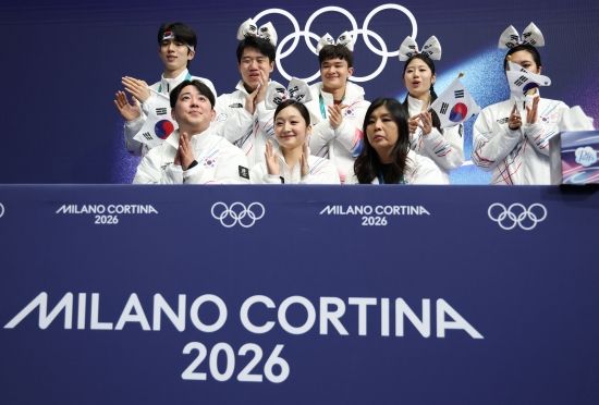 신지아는 6일 이탈리아 밀라노 아이스스케이팅 아레나에서 열린 2026 밀라노·코르티나 동계올림픽 피겨 단체전 여자 싱글에서 쇼트프로그램에서 기술점수(TES) 37.93점, 예술점수(PCS) 30.80점을 받으면서 합계 68.80점을 얻었다. 10명의 출전 선수들 중 4위를 차지했다. 신지아의 이날 점수는 이번 시즌 국제빙상경기연맹(ISU) 쇼트프로그램 공인 최고점인 지난 9월 독일 네벨혼 트로피 대회에서의 74.47점보다는 낮지만 나머지 4개 대회보다는 높다. 신지아는 쇼트프로그램 뒤 '올림픽이라고 생각하면 긴장될 것 같아 늘 하던 대회라고 생각하면서, 그래도 긴장됐지만 너무 긴장하지 않으려고 방법을 찾은 것 같다'고 밝혔다. 연합뉴스