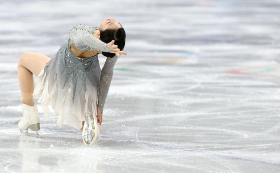 신지아는 6일 이탈리아 밀라노 아이스스케이팅 아레나에서 열린 2026 밀라노·코르티나 동계올림픽 피겨 단체전 여자 싱글에서 쇼트프로그램에서 기술점수(TES) 37.93점, 예술점수(PCS) 30.80점을 받으면서 합계 68.80점을 얻었다. 10명의 출전 선수들 중 4위를 차지했다. 신지아의 이날 점수는 이번 시즌 국제빙상경기연맹(ISU) 쇼트프로그램 공인 최고점인 지난 9월 독일 네벨혼 트로피 대회에서의 74.47점보다는 낮지만 나머지 4개 대회보다는 높다. 신지아는 쇼트프로그램 뒤 '올림픽이라고 생각하면 긴장될 것 같아 늘 하던 대회라고 생각하면서, 그래도 긴장됐지만 너무 긴장하지 않으려고 방법을 찾은 것 같다'고 밝혔다. 연합뉴스