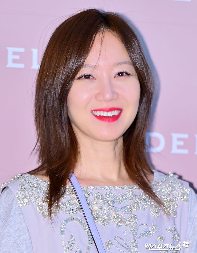 공효진이 포즈를 취하고 있다.