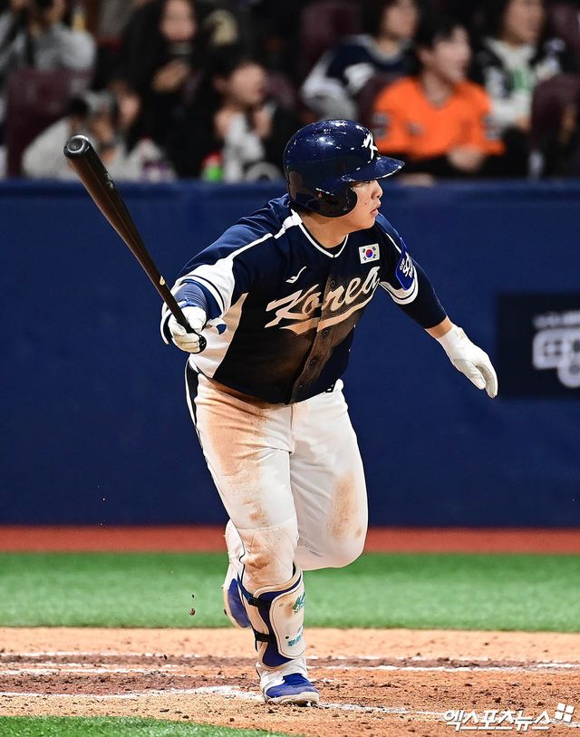 한화 이글스 문현빈이 치열한 외야 자리 경쟁을 이겨내고 2026 월드베이스볼클래식(WBC) 한국 대표팀 최종 명단에 승선했다. 조계현 KBO 전력강화위원장은 6일 기자회견에서 '문현빈은 국내에서 콘택트 능력이 가장 좋고, 구자욱은 한 방을 칠 수 있다. 회의할 때 투입되는 상황을 고려해서 구성했다'며 구체적인 선발 이유를 밝혔다. 엑스포츠뉴스 DB