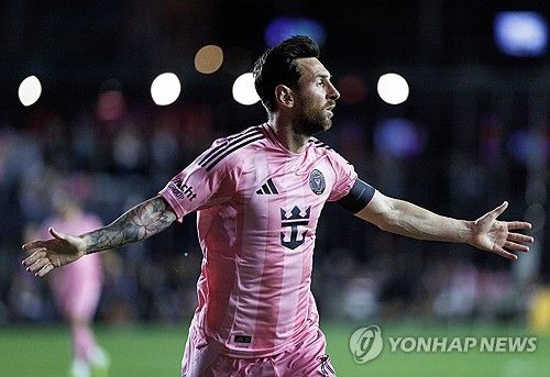 손흥민(LAFC)이 미국 메이저리그사커(MLS) 진출 단 반 시즌 만에 리그를 대표하는 아이콘으로 공인받았다. 2026시즌 개막을 앞두고 발표된 리그 랭킹에서 '축구의 신' 리오넬 메시(인터 마이애미), 독일 레전드 토마스 뮐러(밴쿠버 화이트캡스)에 이어 전체 3위에 오르는 기염을 토했다. 연합뉴스