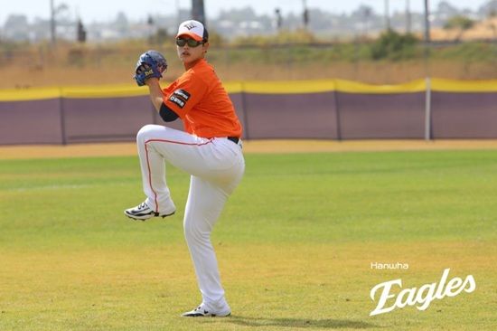 지난 4일 불펜 피칭 준비 도중 어깨 통증을 느낀 한화 이글스 문동주가 6일 귀국해 다음 날 병원 정밀 검진을 받을 예정이다. 그는 이번 어깨 부상으로 2026 월드베이스볼클래식(WBC) 대표팀 합류가 불발됐다. 한화 이글스