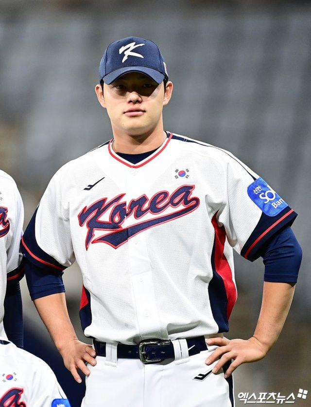 3월 월드베이스볼 클래식(WBC)에 출전할 한국 야구 국가대표 선수 30명이 확정됐다. KBO는 6일 서울 중구 한국프레스센터에서 류지현 대표팀 감독과 조계현 KBO 전력강화위원장 등이 참석한 가운데 2026 WBC 대표팀 기자회견을 개최했다. 이날 발표된 대표팀 명단에는 이정후(샌프란시스코 자이언츠), 김혜성(로스앤젤레스 다저스) 등 미국프로야구 메이저리그(MLB)에서 활약하는 선수들과 '한국계 빅 리거' 4명이 이름을 올렸다. 한국계 선수로는 야수 저마이 존스(디트로이트 타이거스), 셰이 위트컴(휴스턴 애스트로스)과 투수 데인 더닝(시애틀 매리너스), 라일리 오브라이언(세인트루이스 카디널스) 4명이 WBC에서 태극 마크를 달고 뛰게 됐다. 반면 전날 호주 스프링캠프에서 어깨 통증이 발견된 문동주는 제외됐다. 엑스포츠뉴스DB
