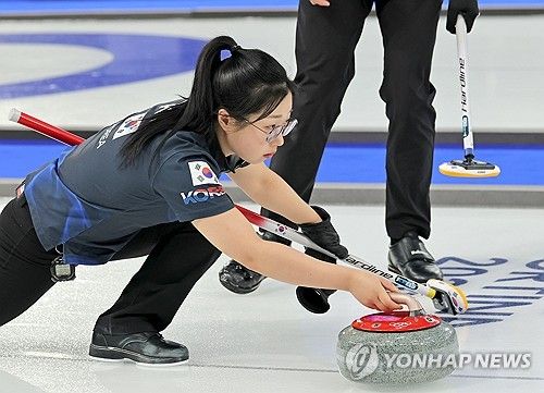 사상 첫 자력 진출의 쾌거를 이룬 한국 컬링 믹스더블이 올림픽 무대에서 혹독한 신고식을 치르고 있다. 2026 밀라노·코르티나담페초 동계올림픽 컬링 믹스더블 라운드로빈 4차전서 김선영(강릉시청)-정영석(강원도청) 조가 영국의 제니퍼 도즈-브루스 마워트 조에 2-8로 완패했다. 이로써 한국은 스웨덴(3-10 패), 이탈리아(4-8 패), 스위스(5-8 패)에 이어 영국전까지 패배하며 4전 전패를 기록, 체코와 함께 최하위에 머물렀다. 연합뉴스