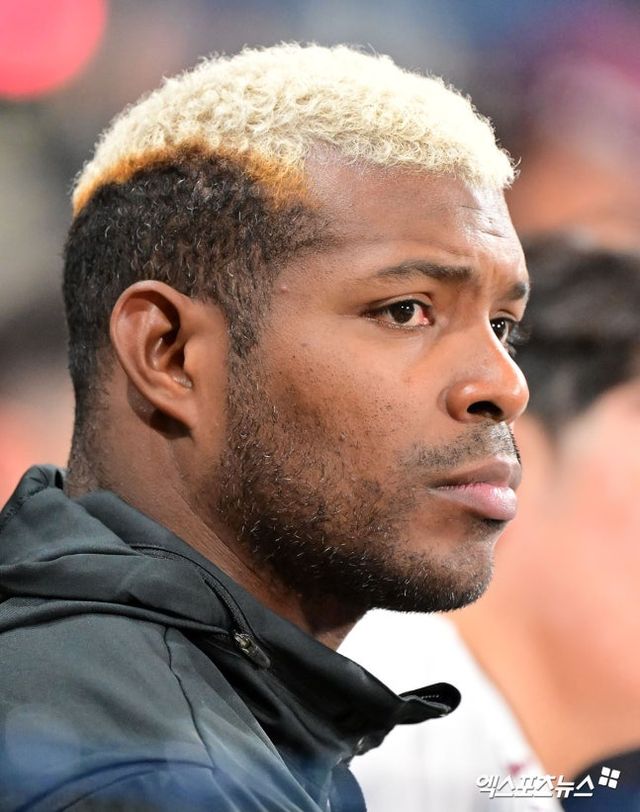 지난해까지 KBO 리그에서 뛰었던 야시엘 푸이그가 오랜 시간 감옥에서 시간을 보낼 위기에 처했다.&nbsp;글로벌 스포츠 매체 '디 애슬레틱'은 7일 '푸이그가 사법 방해 및 허위 진술 혐의로 유죄 판결을 받았다'고 보도했다.&nbsp;이번 판결은 배심원단의 만장일치를 통해 나왔다. 매체에 따르면 푸이그는 최대 징역 15년에 처해질 수 있다고 한다. 최종 선고 공판은 오는 5월 27일에 열릴 예정이다. 구속영장은 기각됐으나, 해외로 나갈 시 법원에 신고해야 한다.&nbsp;엑스포츠뉴스DB