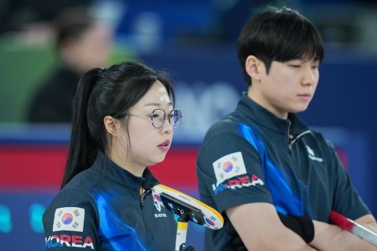 김선영(강릉시청)-정영석(강원도청)으로 이뤄진 한국 컬링 믹스더블 팀은 7일(한국시간) 이탈리아 코르티나담페초의 코르티나 컬링 올림픽 스타디움에서 열린 2026 밀라노·코르티나담페초 동계올림픽 예선 5차전에서 체코에 4-9로 완패했다. 한국은 이번 대회 초반 5경기를 모두 졌다. 김선영-정영석 조는 개막 이틀 전인 지난 5일 열린 스웨덴과의 첫 경기에서 3-10으로 크게 패했다. 이어 다음 날 열린 이탈리아전, 스위스전에서 각각 4-8, 5-8로 패했다. 영국과의 4차전에선 힘 한 번 쓰지 못하고 2-8로 무너졌다. 체코에도 지면서 한국은 조기탈락이 가시화되고 있다. 연합뉴스