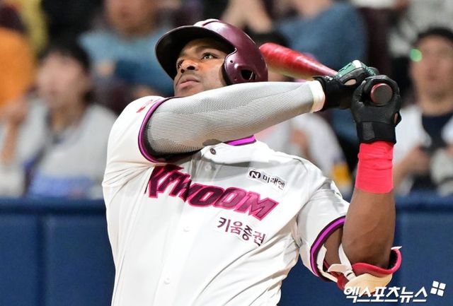 지난해까지 KBO 리그에서 뛰었던 야시엘 푸이그가 오랜 시간 감옥에서 시간을 보낼 위기에 처했다.&nbsp;글로벌 스포츠 매체 '디 애슬레틱'은 7일 '푸이그가 사법 방해 및 허위 진술 혐의로 유죄 판결을 받았다'고 보도했다.&nbsp;이번 판결은 배심원단의 만장일치를 통해 나왔다. 매체에 따르면 푸이그는 최대 징역 15년에 처해질 수 있다고 한다. 최종 선고 공판은 오는 5월 27일에 열릴 예정이다. 구속영장은 기각됐으나, 해외로 나갈 시 법원에 신고해야 한다.&nbsp;엑스포츠뉴스DB