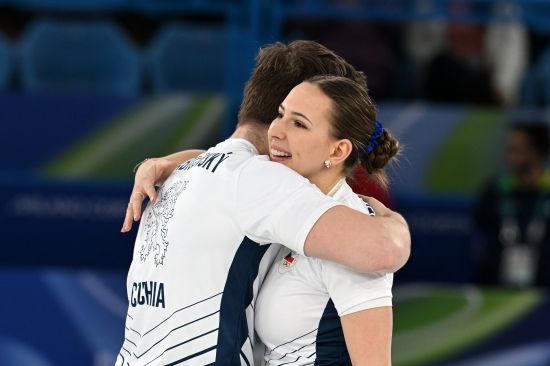 김선영(강릉시청)-정영석(강원도청)으로 이뤄진 한국 컬링 믹스더블 팀은 7일(한국시간) 이탈리아 코르티나담페초의 코르티나 컬링 올림픽 스타디움에서 열린 2026 밀라노·코르티나담페초 동계올림픽 예선 5차전에서 체코에 4-9로 완패했다. 한국은 이번 대회 초반 5경기를 모두 졌다. 김선영-정영석 조는 개막 이틀 전인 지난 5일 열린 스웨덴과의 첫 경기에서 3-10으로 크게 패했다. 이어 다음 날 열린 이탈리아전, 스위스전에서 각각 4-8, 5-8로 패했다. 영국과의 4차전에선 힘 한 번 쓰지 못하고 2-8로 무너졌다. 체코에도 지면서 한국은 조기탈락이 가시화되고 있다. 연합뉴스