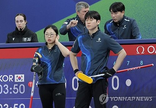 사상 첫 자력 진출의 쾌거를 이룬 한국 컬링 믹스더블이 올림픽 무대에서 혹독한 신고식을 치르고 있다. 2026 밀라노·코르티나담페초 동계올림픽 컬링 믹스더블 라운드로빈 4차전서 김선영(강릉시청)-정영석(강원도청) 조가 영국의 제니퍼 도즈-브루스 마워트 조에 2-8로 완패했다. 이로써 한국은 스웨덴(3-10 패), 이탈리아(4-8 패), 스위스(5-8 패)에 이어 영국전까지 패배하며 4전 전패를 기록, 체코와 함께 최하위에 머물렀다. 연합뉴스