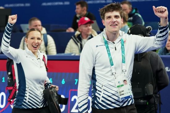 김선영(강릉시청)-정영석(강원도청)으로 이뤄진 한국 컬링 믹스더블 팀은 7일(한국시간) 이탈리아 코르티나담페초의 코르티나 컬링 올림픽 스타디움에서 열린 2026 밀라노·코르티나담페초 동계올림픽 예선 5차전에서 체코에 4-9로 완패했다. 한국은 이번 대회 초반 5경기를 모두 졌다. 김선영-정영석 조는 개막 이틀 전인 지난 5일 열린 스웨덴과의 첫 경기에서 3-10으로 크게 패했다. 이어 다음 날 열린 이탈리아전, 스위스전에서 각각 4-8, 5-8로 패했다. 영국과의 4차전에선 힘 한 번 쓰지 못하고 2-8로 무너졌다. 체코에도 지면서 한국은 조기탈락이 가시화되고 있다. 연합뉴스