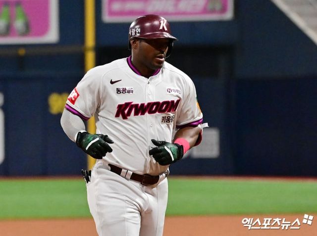 지난해까지 KBO 리그에서 뛰었던 야시엘 푸이그가 오랜 시간 감옥에서 시간을 보낼 위기에 처했다.&nbsp;글로벌 스포츠 매체 '디 애슬레틱'은 7일 '푸이그가 사법 방해 및 허위 진술 혐의로 유죄 판결을 받았다'고 보도했다.&nbsp;이번 판결은 배심원단의 만장일치를 통해 나왔다. 매체에 따르면 푸이그는 최대 징역 15년에 처해질 수 있다고 한다. 최종 선고 공판은 오는 5월 27일에 열릴 예정이다. 구속영장은 기각됐으나, 해외로 나갈 시 법원에 신고해야 한다.&nbsp;엑스포츠뉴스DB