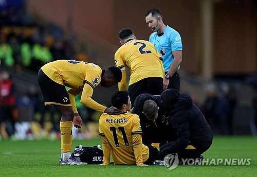 잉글리시 프리미어리그(EPL) 울버햄프턴 원더러스 공격수 황희찬이 경기 도중 쓰러졌다. 황희찬은 8일(한국시간) 영국 울버햄프턴의 몰리뉴 스타디움에서 열린 2025-2026시즌 EPL 25라운드 첼시와의 홈경기에 선발 출전했으나 전반을 채 마치지 못하고 교체됐다. 이날 4-2-3-1 전형의 우측면 공격수로 나선 황희찬은 전반 41분경, 볼이 터치라인 밖으로 나간 상황에서 갑작스럽게 벤치에 교체 신호를 보냈다. 연합뉴스