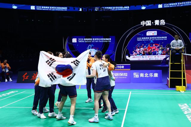 한국 배드민턴 레전드 박주봉 감독의 치밀한 전략과 셔틀콕 여제 안세영의 확실한 마무리가 한국 여자 배드민턴의 숙원 사업을 해결했다. 대한민국 여자 배드민턴 대표팀이 중국을 꺾고 대회 창설 10년 만에 사상 첫 아시아 단체전 우승을 차지했다. 한국 대표팀은 8일 중국 칭다오에서 열린 2026 아시아남녀단체배드민턴선수권대회 여자 단체전 결승에서 중국을 3-0으로 완파했다. 여자단식 세계 1위 안세영을 주요 경기에만 투입하고 상대 단식 레벨이 떨어지는 팀엔 아끼면서 월드클레스 케미스트리 이룬 것이 우승 원동력으로 꼽힌다. 아시아배드민턴연맹, 대한배드민턴협회