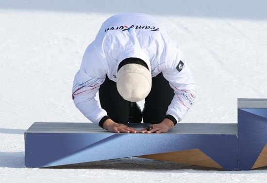 37세 베테랑 김상겸이 2026 밀라노·코르티나 동계올림픽에서 한국 선수단에 첫 메달을 안겼다. 김상겸은 8일 이탈리아 리비뇨 스노파크에서 열린 2026 밀라노·코르티나 동계올림픽 스노보드 남자 평행대회전 결승에서 벤자민 카를(오스트리아)에 0.19초 차로 패하면서 은메달을 목에 걸었다. 김상겸은 예선에서 8위를 차지했다. 8강에서 세계 최강이자 예선 1위 롤란드 피슈날러(이탈리아)를 누르는 이변을 쓰는 등 승승장구한 끝에 결승에 올랐고 2위를 차지했다. 김상겸의 은메달은 1948 런던 올림픽 역도 김성집이 따낸 동메달부터 시작해 한국 올림픽사 400번째 메달이다. 연합뉴스