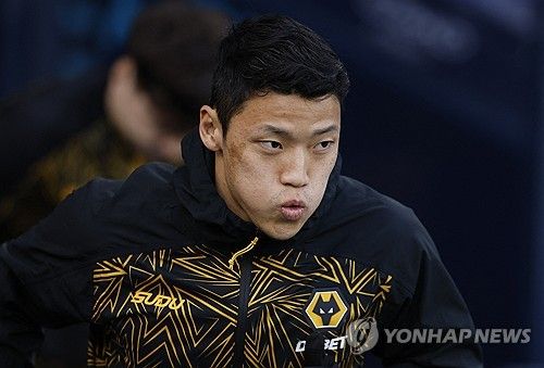 잉글리시 프리미어리그(EPL) 울버햄프턴 원더러스 공격수 황희찬이 경기 도중 쓰러졌다. 황희찬은 8일(한국시간) 영국 울버햄프턴의 몰리뉴 스타디움에서 열린 2025-2026시즌 EPL 25라운드 첼시와의 홈경기에 선발 출전했으나 전반을 채 마치지 못하고 교체됐다. 이날 4-2-3-1 전형의 우측면 공격수로 나선 황희찬은 전반 41분경, 볼이 터치라인 밖으로 나간 상황에서 갑작스럽게 벤치에 교체 신호를 보냈다. 연합뉴스