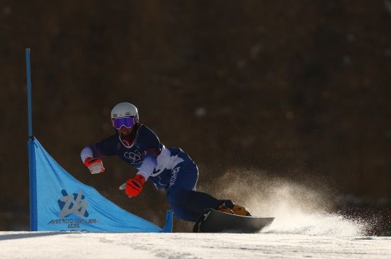 조완희가 8일 이탈리아 리비뇨 스노파크에서 열리는 2026 밀라노·코르티나담페초 동계올림픽 스노보드 남자 평행대회전에 예선에서 질주하고 있다. 연합뉴스