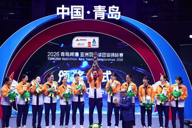 한국 배드민턴 레전드 박주봉 감독의 치밀한 전략과 셔틀콕 여제 안세영의 확실한 마무리가 한국 여자 배드민턴의 숙원 사업을 해결했다. 대한민국 여자 배드민턴 대표팀이 중국을 꺾고 대회 창설 10년 만에 사상 첫 아시아 단체전 우승을 차지했다. 한국 대표팀은 8일 중국 칭다오에서 열린 2026 아시아남녀단체배드민턴선수권대회 여자 단체전 결승에서 중국을 3-0으로 완파했다. 여자단식 세계 1위 안세영을 주요 경기에만 투입하고 상대 단식 레벨이 떨어지는 팀엔 아끼면서 월드클레스 케미스트리 이룬 것이 우승 원동력으로 꼽힌다. 아시아배드민턴연맹, 대한배드민턴협회