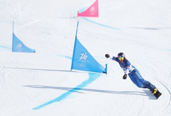 37세 베테랑 김상겸이 2026 밀라노·코르티나 동계올림픽에서 한국 선수단에 첫 메달을 안겼다. 김상겸은 8일 이탈리아 리비뇨 스노파크에서 열린 2026 밀라노·코르티나 동계올림픽 스노보드 남자 평행대회전 결승에서 벤자민 카를(오스트리아)에 0.19초 차로 패하면서 은메달을 목에 걸었다. 김상겸은 예선에서 8위를 차지했다. 8강에서 세계 최강이자 예선 1위 롤란드 피슈날러(이탈리아)를 누르는 이변을 쓰는 등 승승장구한 끝에 결승에 올랐고 2위를 차지했다. 김상겸의 은메달은 1948 런던 올림픽 역도 김성집이 따낸 동메달부터 시작해 한국 올림픽사 400번째 메달이다. 연합뉴스