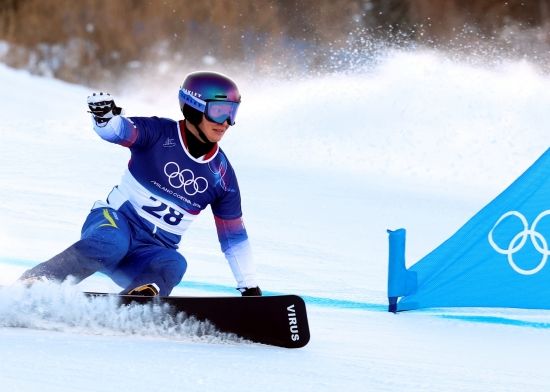 이상호가 8일 이탈리아 리비뇨 스노파크에서 열린 2026 밀라노-코르티나 동계올림픽 스노보드 남자 평행대회전 예선에서 질주하고 있다. 연합뉴스