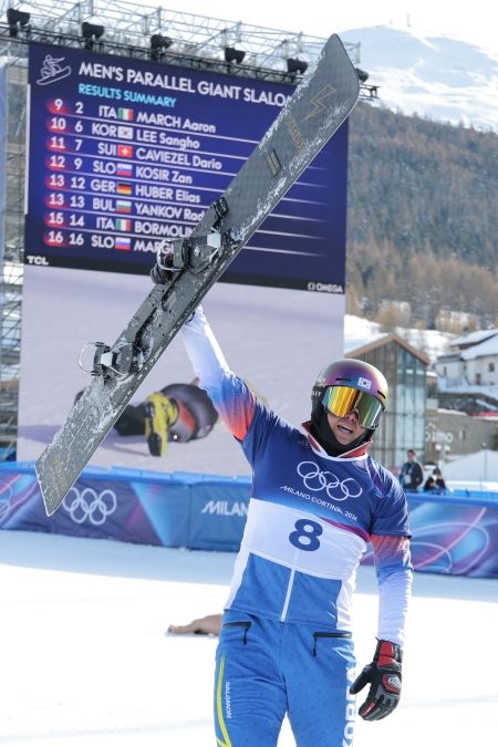 37세 베테랑 김상겸이 2026 밀라노·코르티나 동계올림픽에서 한국 선수단에 첫 메달을 안겼다. 김상겸은 8일 이탈리아 리비뇨 스노파크에서 열린 2026 밀라노·코르티나 동계올림픽 스노보드 남자 평행대회전 결승에서 벤자민 카를(오스트리아)에 0.19초 차로 패하면서 은메달을 목에 걸었다. 김상겸은 예선에서 8위를 차지했다. 8강에서 세계 최강이자 예선 1위 롤란드 피슈날러(이탈리아)를 누르는 이변을 쓰는 등 승승장구한 끝에 결승에 올랐고 2위를 차지했다. 김상겸의 은메달은 1948 런던 올림픽 역도 김성집이 따낸 동메달부터 시작해 한국 올림픽사 400번째 메달이다. 연합뉴스