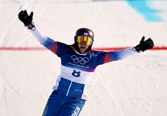 김상겸이 8일 이탈리아 리비뇨 스노파크에서 열린 2026 밀라노-코르티나 동계올림픽 스노보드 남자 평행대회전 16강에서 승리한 뒤 환호하고 있다. 연합뉴스