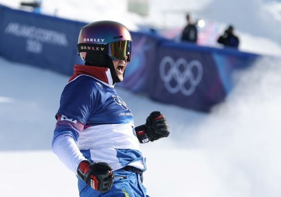 37세 베테랑 김상겸이 2026 밀라노·코르티나 동계올림픽에서 한국 선수단에 첫 메달을 안겼다. 김상겸은 8일 이탈리아 리비뇨 스노파크에서 열린 2026 밀라노·코르티나 동계올림픽 스노보드 남자 평행대회전 결승에서 벤자민 카를(오스트리아)에 0.19초 차로 패하면서 은메달을 목에 걸었다. 김상겸은 예선에서 8위를 차지했다. 8강에서 세계 최강이자 예선 1위 롤란드 피슈날러(이탈리아)를 누르는 이변을 쓰는 등 승승장구한 끝에 결승에 올랐고 2위를 차지했다. 김상겸의 은메달은 1948 런던 올림픽 역도 김성집이 따낸 동메달부터 시작해 한국 올림픽사 400번째 메달이다. 연합뉴스