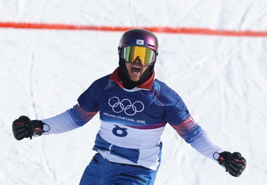 37세 베테랑 김상겸이 2026 밀라노·코르티나 동계올림픽에서 한국 선수단에 첫 메달을 안겼다. 김상겸은 8일 이탈리아 리비뇨 스노파크에서 열린 2026 밀라노·코르티나 동계올림픽 스노보드 남자 평행대회전 결승에서 벤자민 카를(오스트리아)에 0.19초 차로 패하면서 은메달을 목에 걸었다. 김상겸은 예선에서 8위를 차지했다. 8강에서 세계 최강이자 예선 1위 롤란드 피슈날러(이탈리아)를 누르는 이변을 쓰는 등 승승장구한 끝에 결승에 올랐고 2위를 차지했다. 김상겸의 은메달은 1948 런던 올림픽 역도 김성집이 따낸 동메달부터 시작해 한국 올림픽사 400번째 메달이다. 연합뉴스